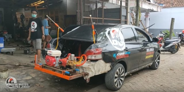 Modifikasi Toyota Vios menjadi mobil water cannon. Foto: YouTube/ BAPAK MUSTOFA KEPALA JENGGOT