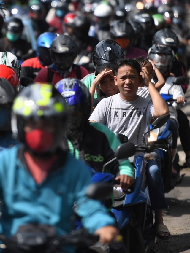 Kendaraan sepeda motor memadati jalan raya Pasar Minggu, Jakarta Selatan. Foto: Antara/Akbar Nugroho Gumay