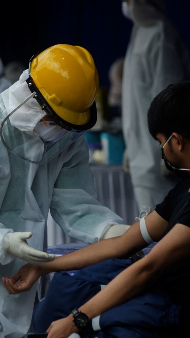 Update corona - Petugas kesehatan mengambil sampel darah warga saat Rapid Test COVID-19 di Taman Balai Kota Bandung, Jawa Barat. Foto: ANTARA FOTO/Novrian Arbi