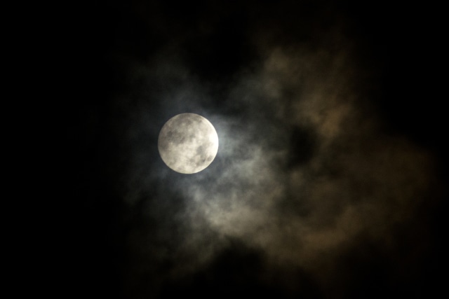 Fenomena Bulan Supermoon yang juga disebut sebagai super pink moon menghiasi langit Kota Lhokseumawe, Aceh, Rabu (8/4/2020). Foto: ANTARA FOTO/Rahmad