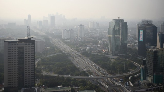 Gedung bertingkat tersamar kabut polusi udara di Jakarta (2019). Foto: ANTARA FOTO/Sigid Kurniawan