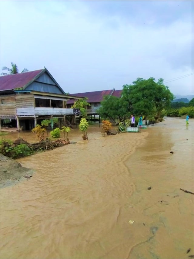 Luapan air dari sungai Tiwu, Kecamatan Tiwu, Kolaka Utara, membanjiri pemukiman warga. Foto: Lukman Budianto/kendarinesia.