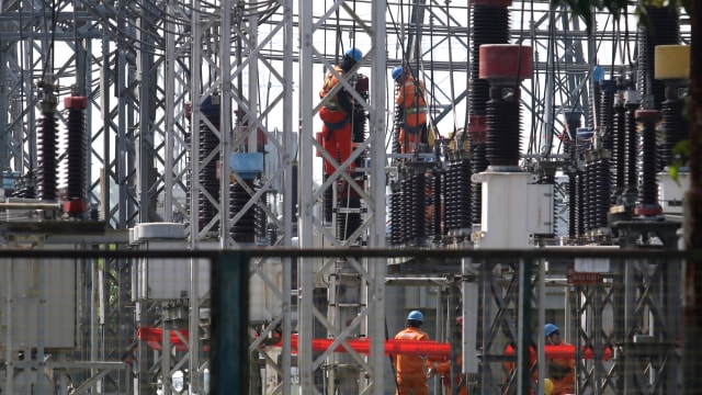 Pekerja beraktivitas di Gardu Induk Tegangan Ekstra Tinggi (Gitet) transmisi Jawa bagian timur dan Bali di Kota Kediri, Jawa Timur, Rabu (8/4/2020). Foto: ANTARA FOTO/Prasetia Fauzani