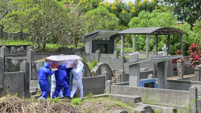 Proses pemakaman pasien COVID-19 di TPU Cikadut, Kota Bandung, Rabu (8/4). Foto: Humas Jabar/Pipin