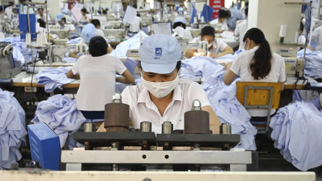 Ilustrasi pabrik garmen. Foto: AFP