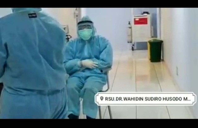 Tangkapan layar video viral seorang tenaga medis khusus pasien Covid-19 menunaikan salat saat masih gunakan APD