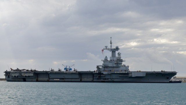  Kapal induk Angkatan Laut Perancis Charles de Gaulle. Foto: REUTERS / Stefanos Kouratzis