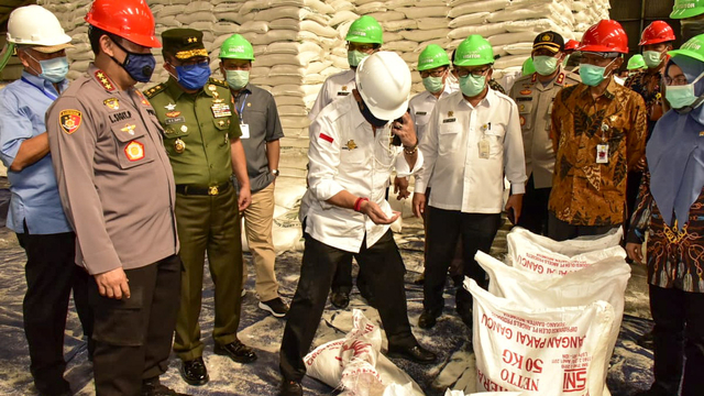 Menteri Pertanian Syahrul Yasin Limpo tinjau pabrik gula di Cilegon, Rabu (8/4).  Foto: Dok: Kementerian Pertanian