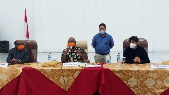 Wakil Gubernur Papua, Klemen Tinal memimpin rapat forkompinda kenaikan status tanggap darurat COVID-19 di Papua. (BumiPapua.com/Qadri Pratiwi)  