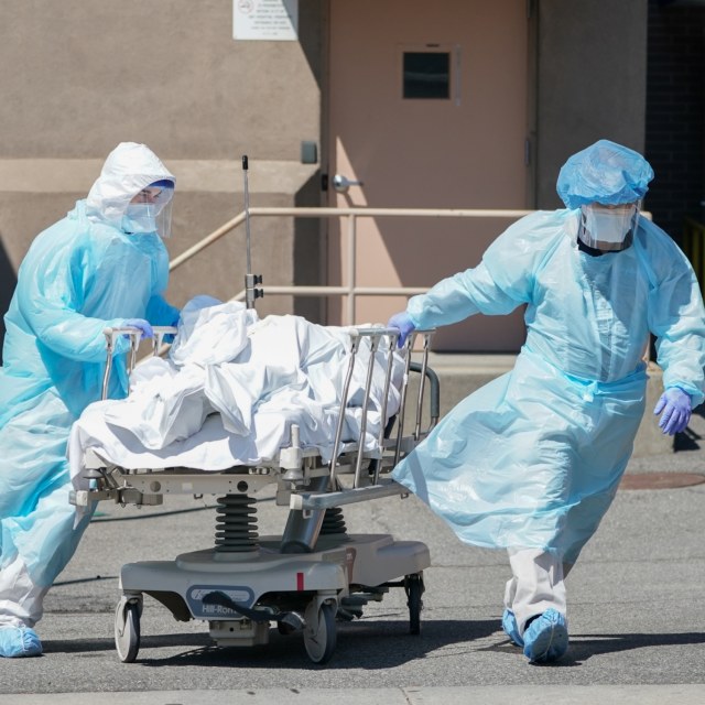 Petugas medis membawa jenazah yang akan dipindahkan ke kamar mayat di rumah sakit Sakit Wyckoff di Borough of Brooklyn, New York. Foto: AFP/Bryan R. Smith