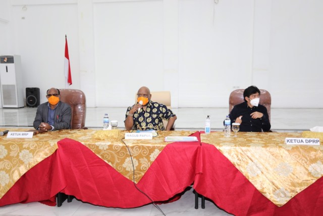 Wakil Gubernur Papua, Klemen Tinal saat memimpin rapat di gedung negara, Kota Jayapura.