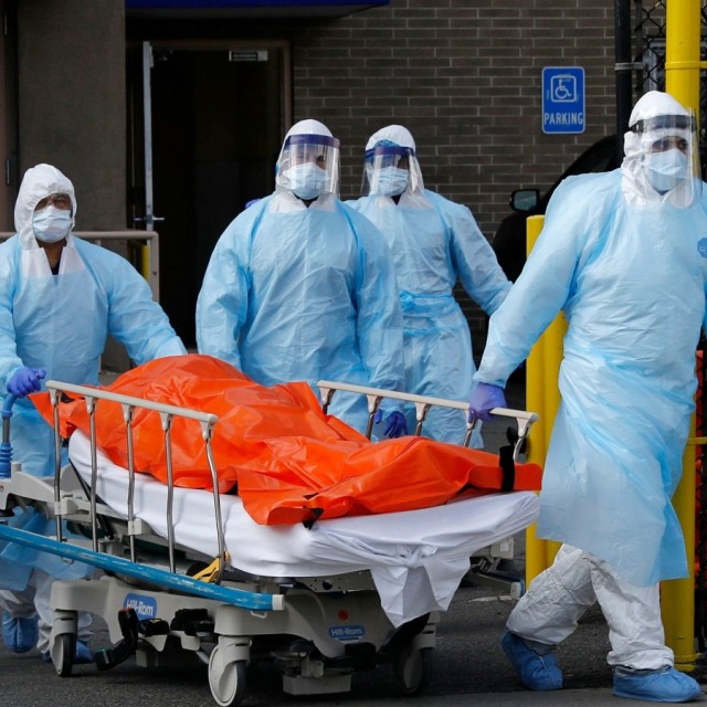 Petugas medis membawa jenazah virus corona di RS Wyckoff, AS. Foto: REUTERS/Andrew Kelly