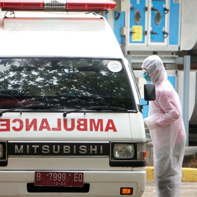 Petugas ambulans yang mengenakan pakaian hazmat, tiba di RSPI Sulianti Saroso, Jakarta Utara. Foto: Irfan Adi Saputra/kumparan