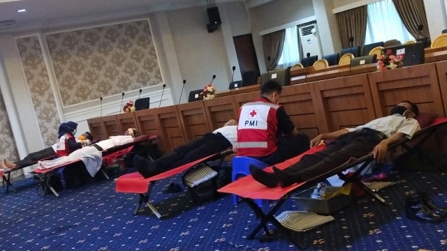 Sejumlah ASN di lingkungan Pemprov Lampung melakukan donor darah, Rabu (8/4) | Foto : Adpim Pemprov Lampung