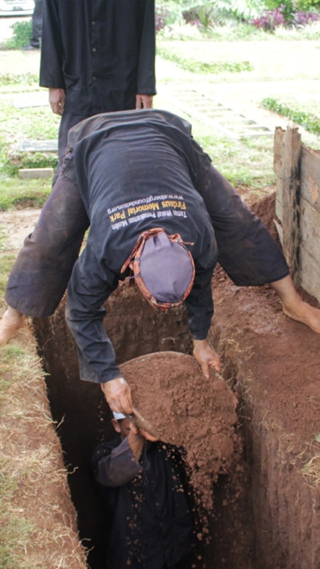 Seorang pekerja menyiapkan lahan pemakaman untuk jenazah COVID-19 yang disiapkan Sinergi Foundation. Foto: Dok. Sinergi Foundation