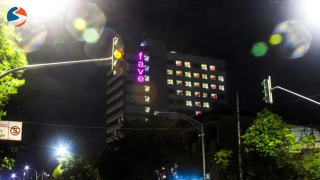 Fave Hotel Solo menyalakan beberapa lampu kamar hotel hingga berbentuk lambang hati. (Fernando Fitusia)