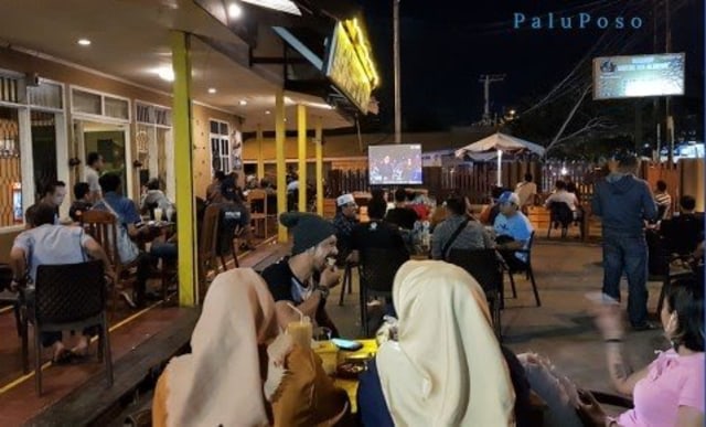 ILUSTRASI: Suasana di salah satu kafe di Palu, Sulawesi Tengah saat pengunjung Nobar Debat Capres pada Minggu (17/2/2019). Foto: Dok. PaluPoso