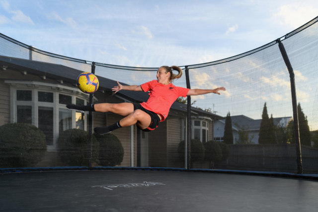 Pemain Timnas Sepakbola Wanita Selandia Baru, Annalie Longo melakukan latihan selama masa karantina di kediamannya. Foto: Getty Images/Kai Schwoerer