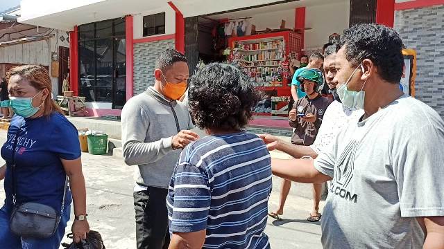 Petugas Satgas COVID-19 Sitaro membagikan masker kepada masyarakat yang masih beraktivitas di luar rumah