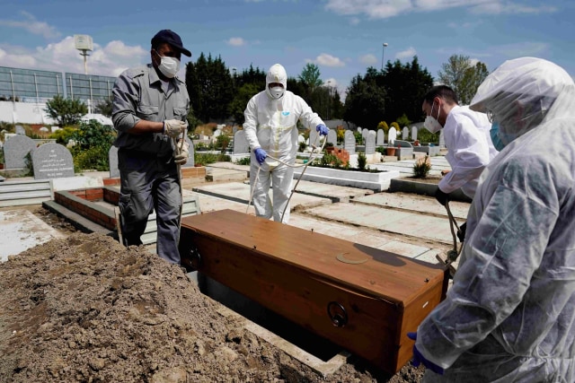 Prosesi pemakaman salah seorang pasien corona muslim di pemakaman militer muslim di Grinon, Spanyol. Foto: REUTERS / Juan Medina