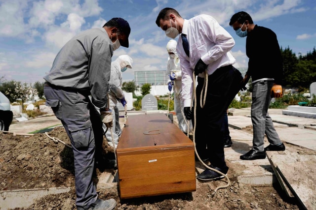 Prosesi pemakaman salah seorang pasien corona muslim di pemakaman militer muslim di Grinon, Spanyol. Foto: REUTERS / Juan Medina