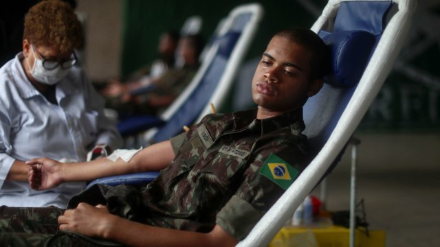 Foto: Aksi Tentara Brasil Donor Darah di Tengah Wabah Corona (44703)