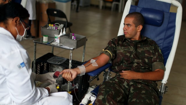 Foto: Aksi Tentara Brasil Donor Darah di Tengah Wabah Corona (44702)