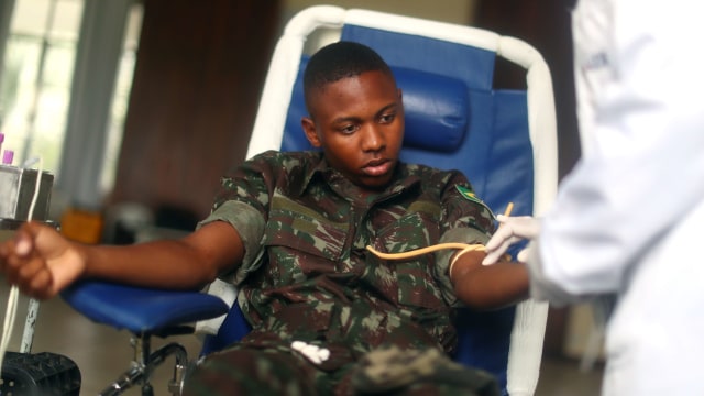 Foto: Aksi Tentara Brasil Donor Darah di Tengah Wabah Corona (44699)