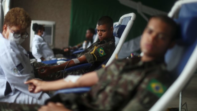 Foto: Aksi Tentara Brasil Donor Darah di Tengah Wabah Corona (44698)