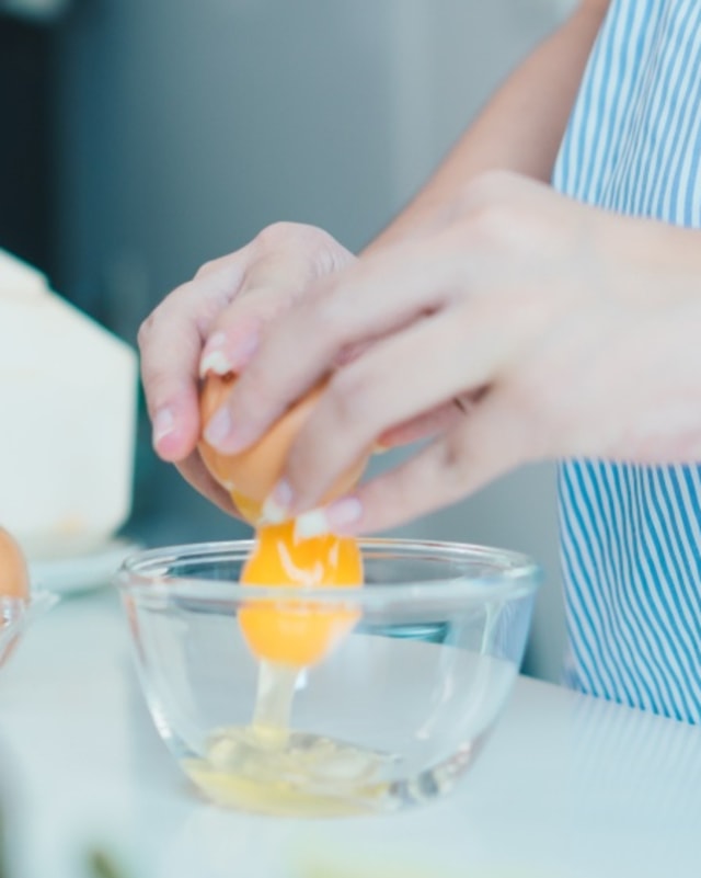 Ilustrasi ibu menyusui makan telur.
 Foto: Shutterstock