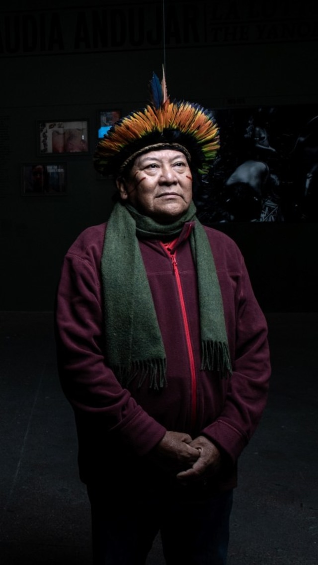 Dukun Yanomami yang juga juru bicara Yanomami dari India di Brasil, Davi Kopenawa Yanomami. Foto: Martin BUREAU / AFP