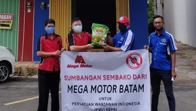 Penyerahan bantuan dari Mega Motor Batam kepada salah satu organisasi wartawan. Foto: Rega/kepripedia.com