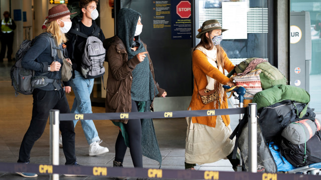 Penumpang menggunakan masker saat tiba di Bandara Copenhagen, Denmark.  Foto: Claus Bech / Ritzau Scanpix / via REUTERS