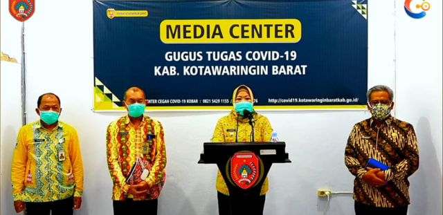 Bupati Kobar Nurhidayah bersama Gugus Tugaa COVID-19 Kobar menyampaikna pers release. (Foto: IST)