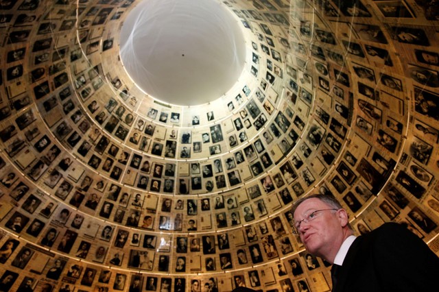Foto-foto korban tragedi Holocaust di Museum Holocaust. Foto: GALI TIBBON / AFP