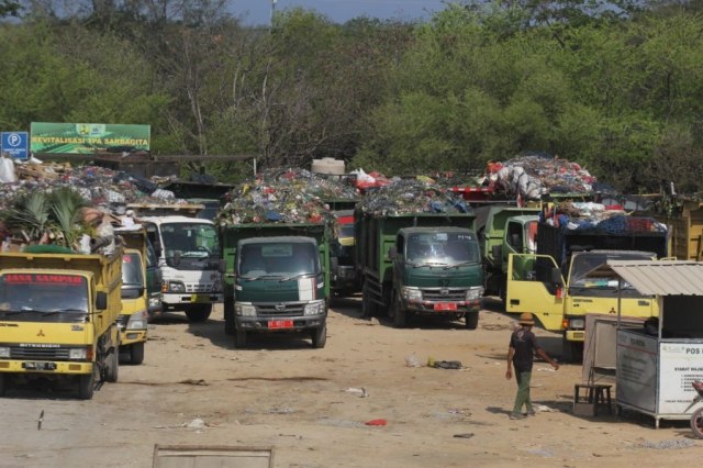 Pengangkutan sampah di TPA Suwung, Denpasar - kanalbali/KR14