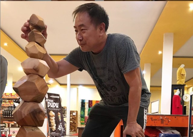 Bamban Haryono, pengerajin dan pengusaha kayu asam yang berhasil memberdayakan orang-orang disekitarnya termasuk narapidana. Foto: instagram.com/oesingcraft.