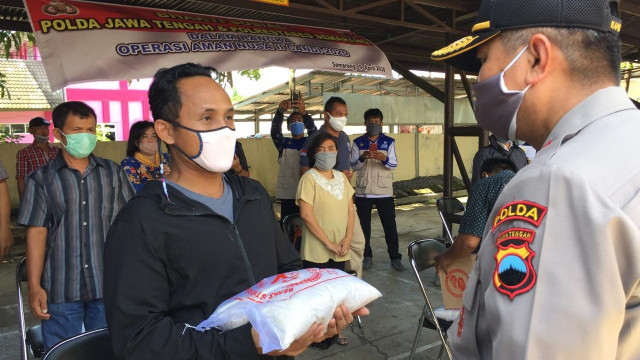 Polda Jawa Tengah dan Kodam IV Diponegoro dan Wali Kota Semarang Hendrar Prihadi beri bantuan untuk buruh yang di PHK di Semarang. Foto: Afiati Tsalitsati/kumparan