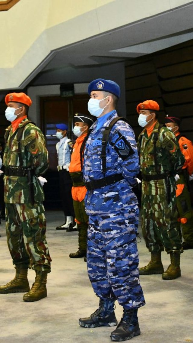 Prajurit TNI AU mengikuti upacara HUT ke-74 TNI AU yang dipimpin oleh KSAU Marsekal TNI Yuyu Sutisna di gedung Auditorium Denma Mabesau Cilangkap, Jakarta. Foto: ANTARA FOTO/HO/Dispenau