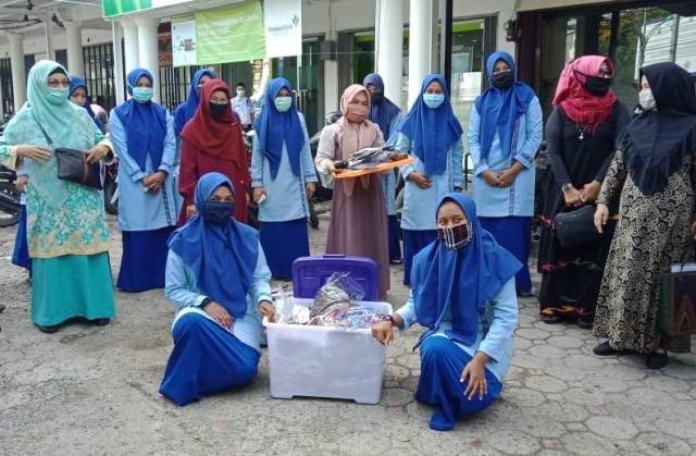 Aneuk sikula SMK 3 Banda Aceh watee keuneuk jak bagi-bagi masker ija nyang kalheuh dicop bak Simpang Limoeng, Banda Aceh, Hameh (9/4). Foto: Ata Disdik Aceh