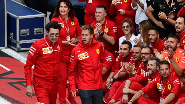 Bos Scuderia Ferrari, Mattia Binotto, bersama Sebastian Vettel. Foto: Miguel MEDINA / AFP