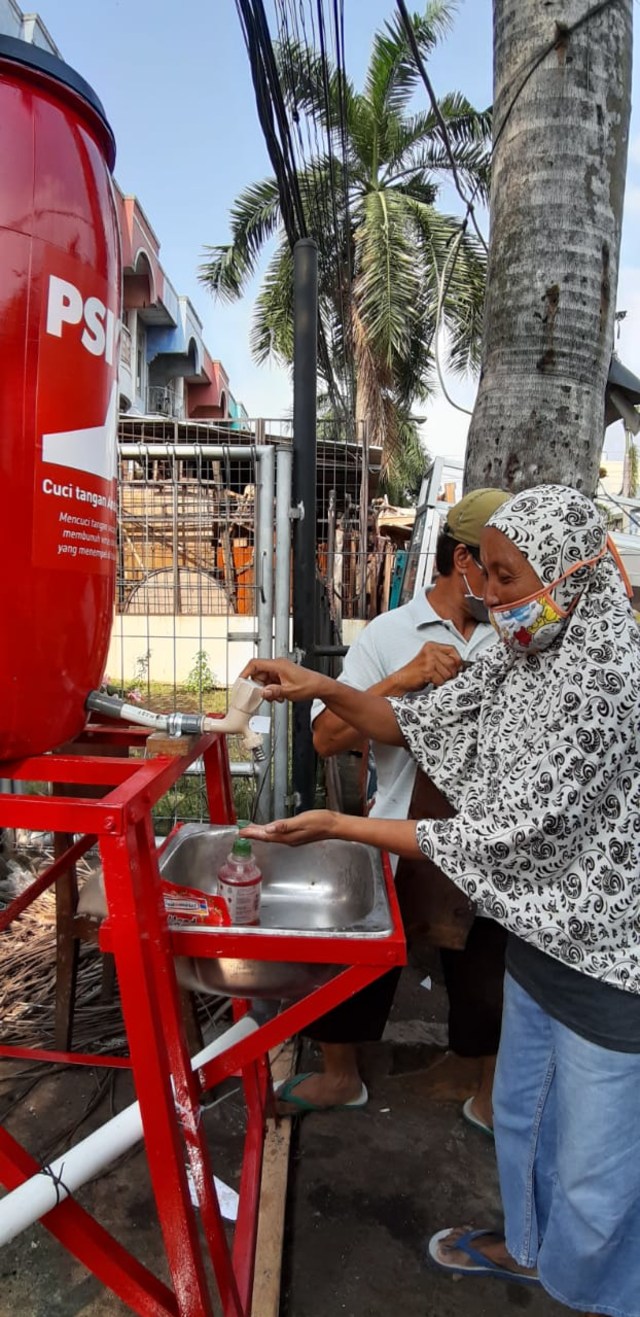 Salah satu tempat cuci tangan untuk masyarakat yang dipasang PSI di Perumahan Grand Galaxy City, Bekasi.