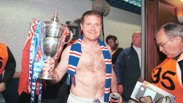 Paul Gascoigne bertelanjang dada sambil menikmati sekaleng bir usai membawa Rangers juara Piala Skotlandia. Foto: Rangers FC