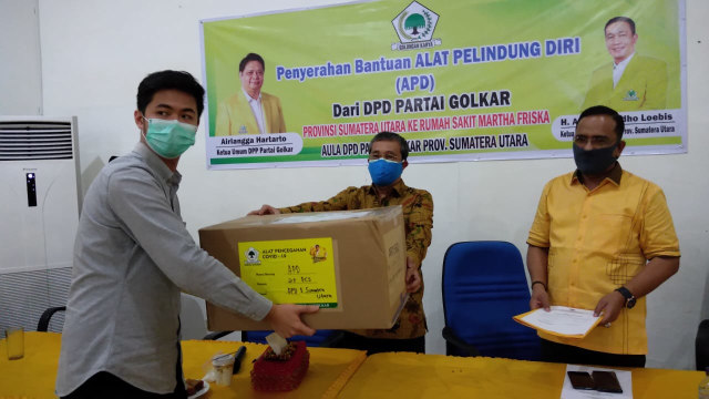 Ketua DPD Partai Golkar Sumut, H.A Yasyir Ridho Loebis menyerahkan bantuan APD  kepada perwakilan Rumah Sakit Martha Friska, dr Harmoko. Foto: SumutNews