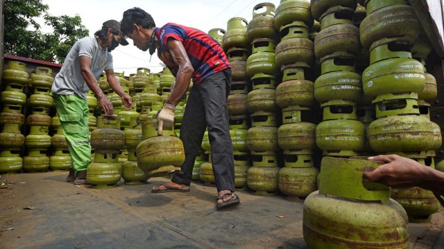 Pekerja menurunkan tabung gas elpiji 3 kilogram bersubsidi di Pangkalan Gas di Taktakan Serang, Banten, Kamis (9/4). Foto: ANTARA FOTO/Asep Fathulrahman