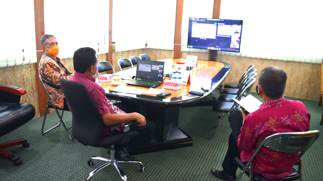Sekretaris Daerah Kota Palu, H. Asri mewakili Wali Kota Palu saat membuka secara resmi Musrenbang RKPD tingkat Kota Palu 2020 melalui video conference, Kamis (9/4) di ruang kerja Wali Kota Palu. Foto: Humas Pemkot Palu