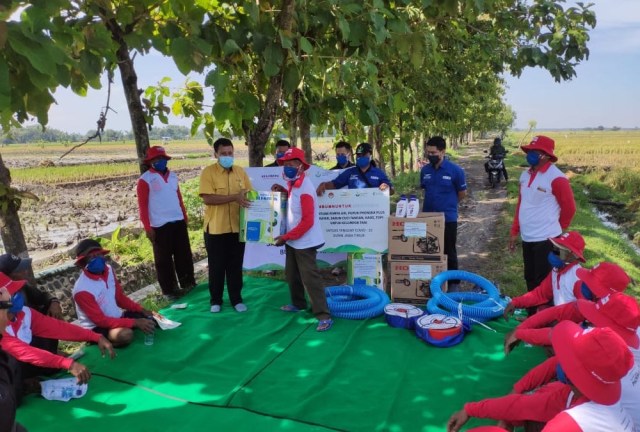 Penyerahan Bantuan Pencegahan Covid-19 dan Alat Pertanian dari Petrokimia Gresik untuk Petani Desa Sidokerto, Kec. Karangjati, Kab. Ngawi pada Kamis (9/4). 