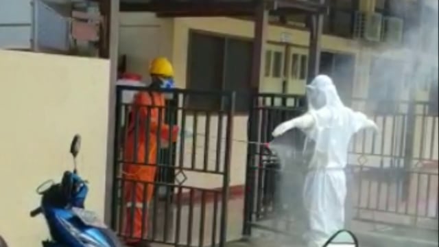 Tampak sejumlah tenaga medis di salah satu rumah sakit di Kota Jayapura mendapat penyemprotan disinfektan usai melakukan tugas, Foto: Istimewa
