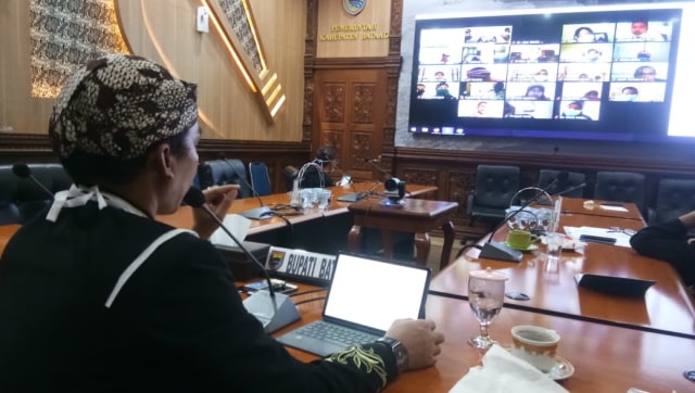 Bupati Batang Wihaji melakukan telekonferensi dengan kepala Puskesmas Se Kabupaten Batang, Rabu (8/4).