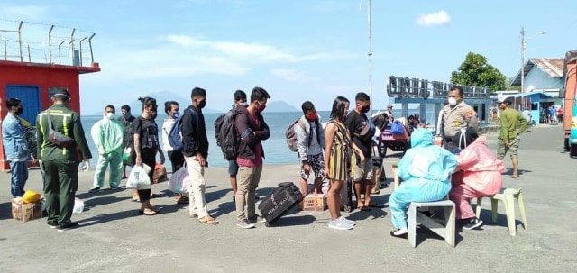 Tim medis pelabuhan Jailolo saat melakukan pemeriksaan kepada penumpang.Foto: Nada Any